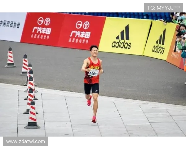 吴向东百万豪宅里突然冒出一张篮球，邻居笑疯了