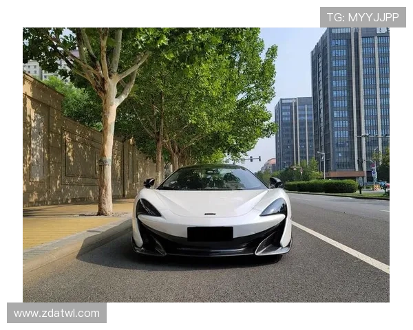 孙兴慜今天居然穿着球鞋逛街，我还以为是去开跑车呢！